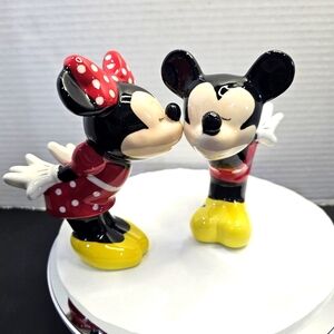 Mickey & Minnie Kissing Ceramic Salt & Pepper Shakers Kiss L👀K KISS DISNEY